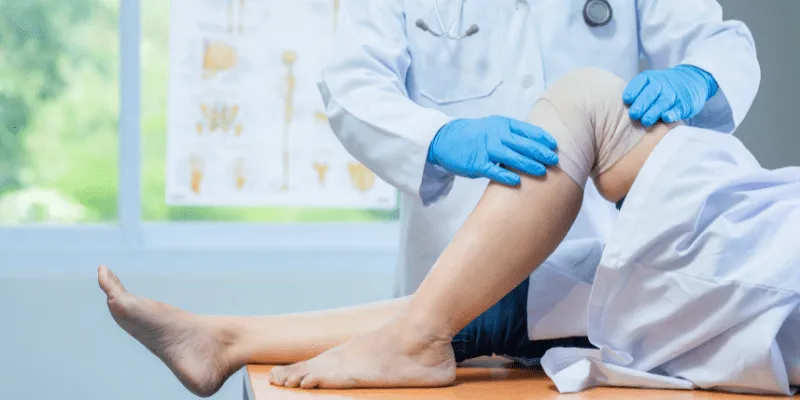 Knee assessment during a physiotherapy examination